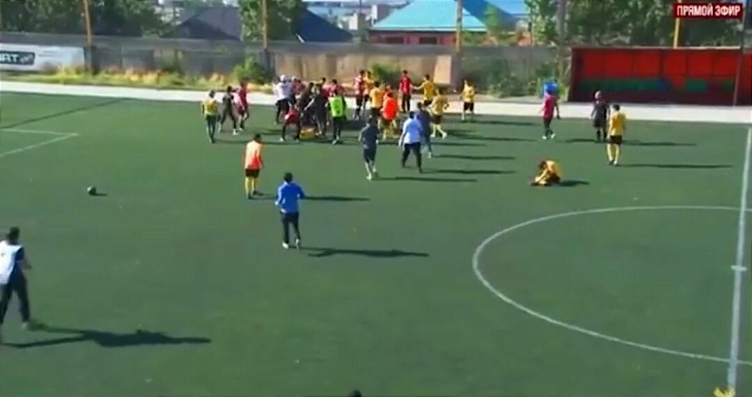 В Дагестане футболисты устроили массовую драку на поле