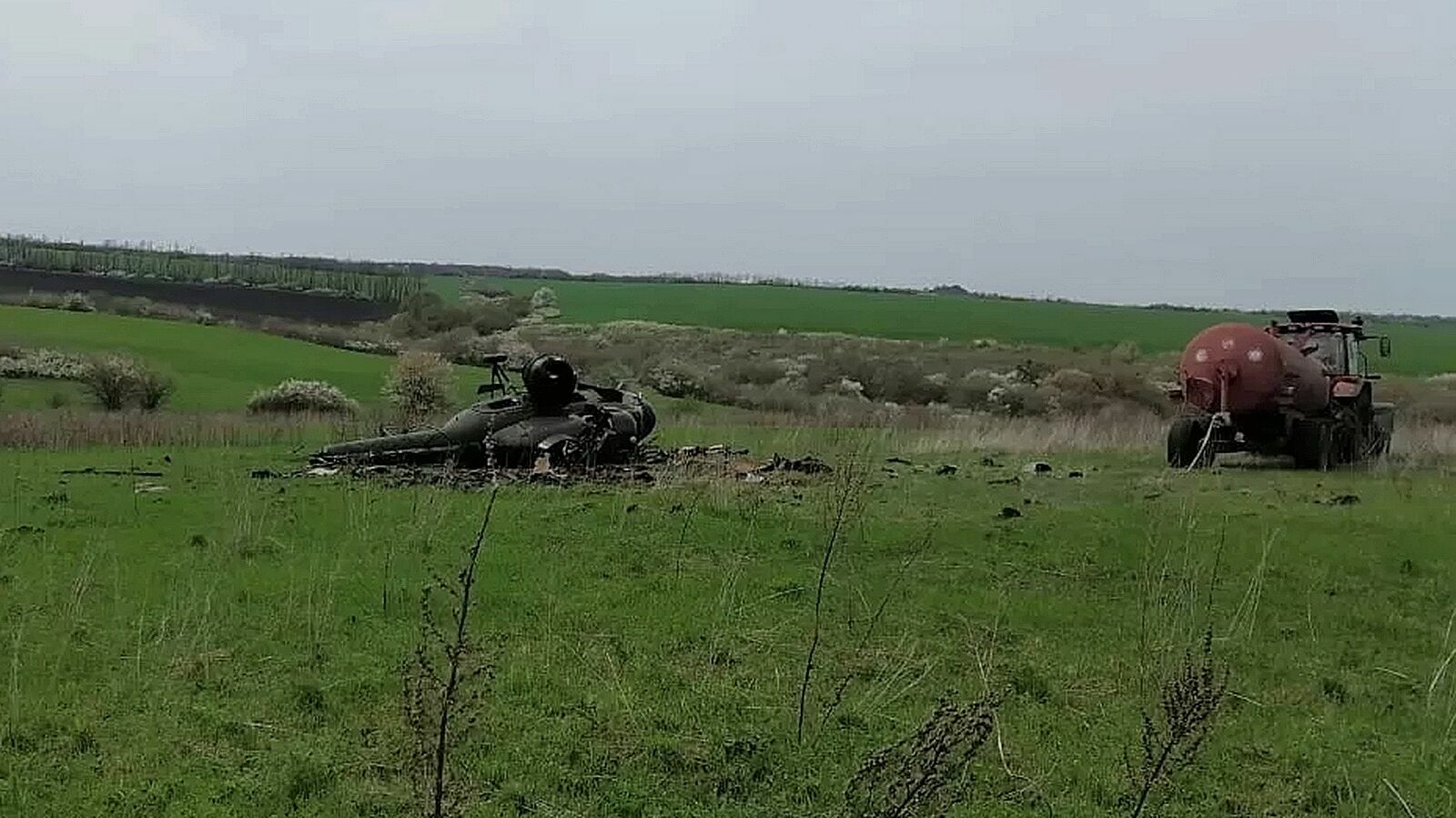 В Мостовском районе Краснодарского края разбился вертолет, пилот погиб