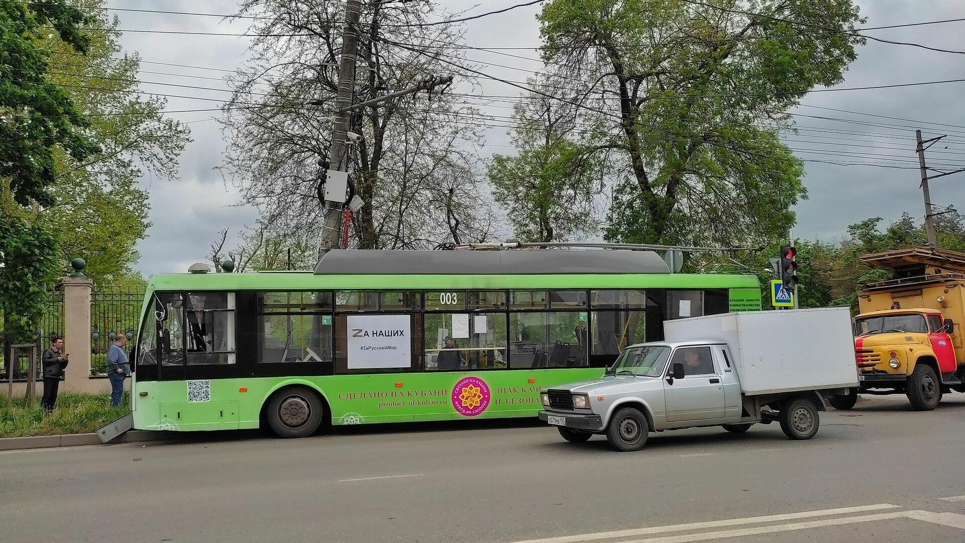 В Краснодаре в ДТП возле дендрария попал троллейбус