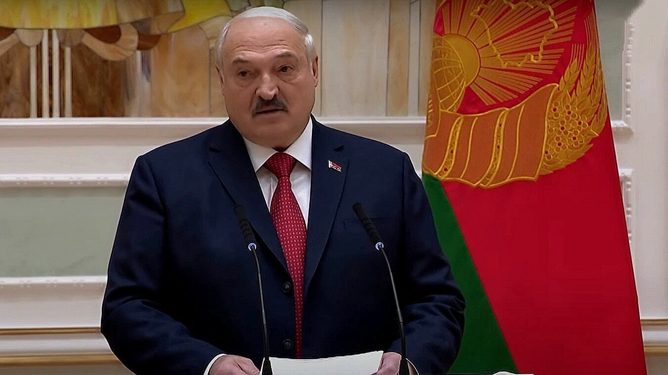 Лукашенко назвал Зеленского гнидой после нападения на белорусский аэродром