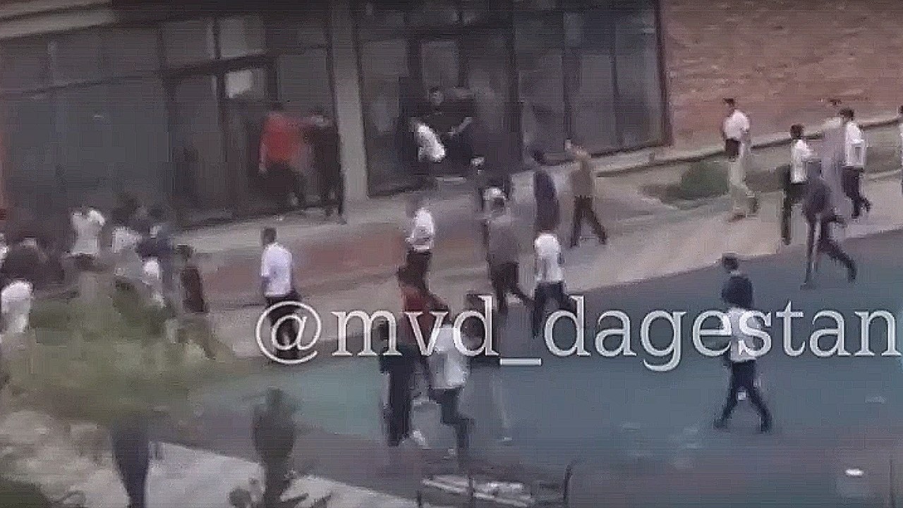 В Дагестане школьники устроили массовую драку со стрельбой у школы №11