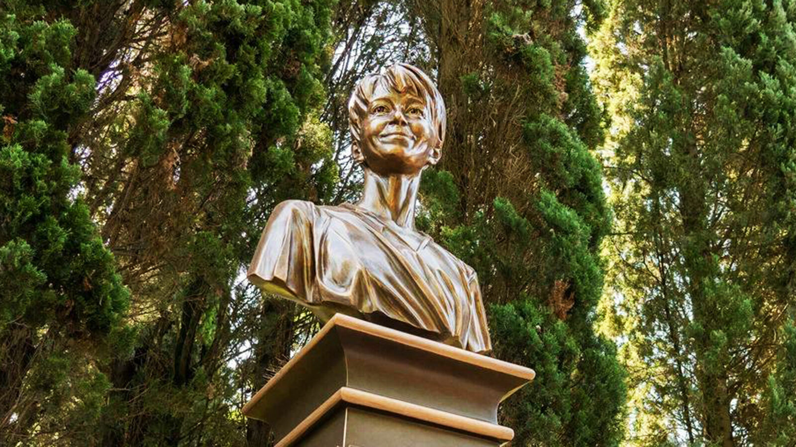 В Сочи открыли памятник Елизавете Глинке
