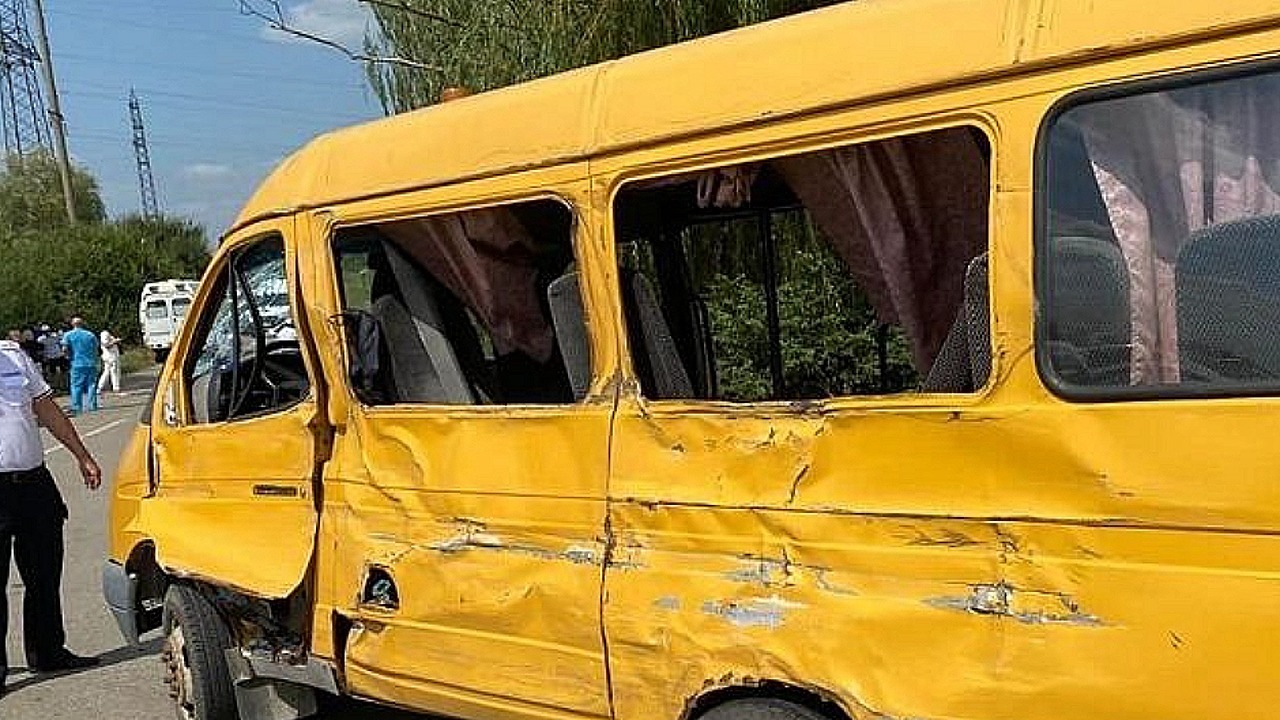 В Брюховецком районе Кубани в ДТП попал автобус с детской командой, погиб подросток