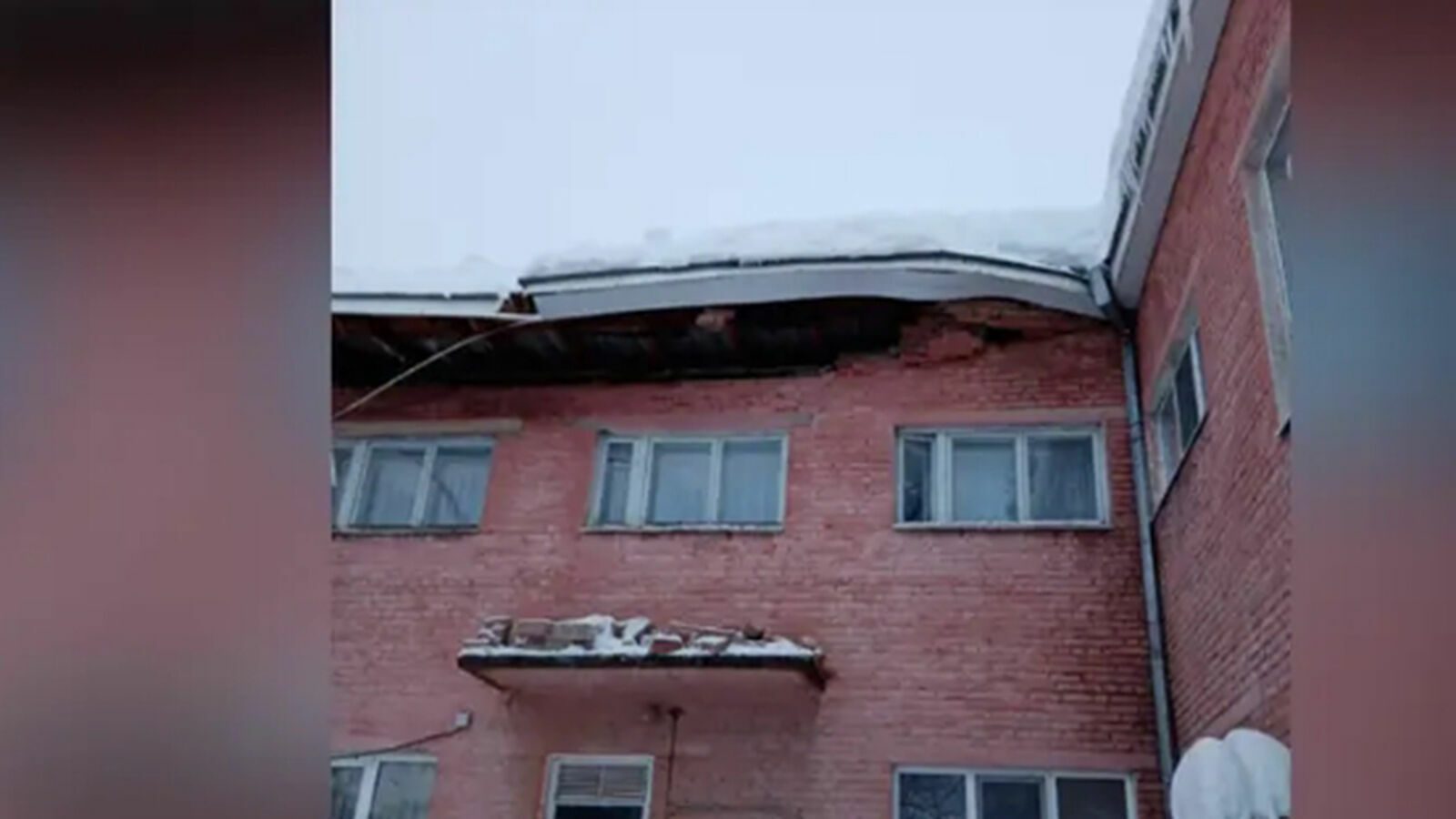 В поселке Октябрьском Северского района обвалилась крыша детского сада