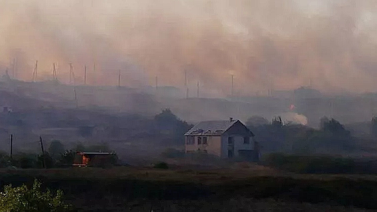В Анапе произошел пожар, загорелось поле сухой травы