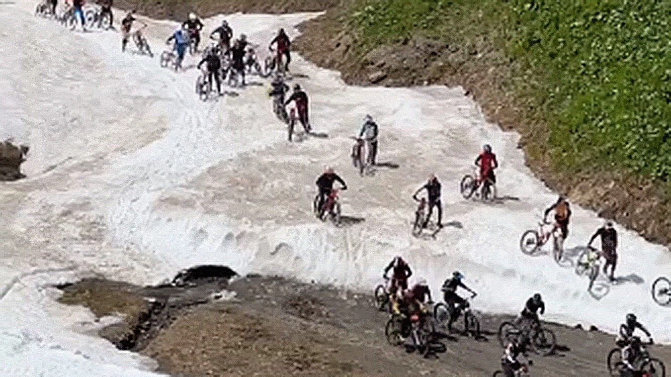 В Сочи прошел массовый скоростной спуск на велосипедах с горы «Мегалавина»