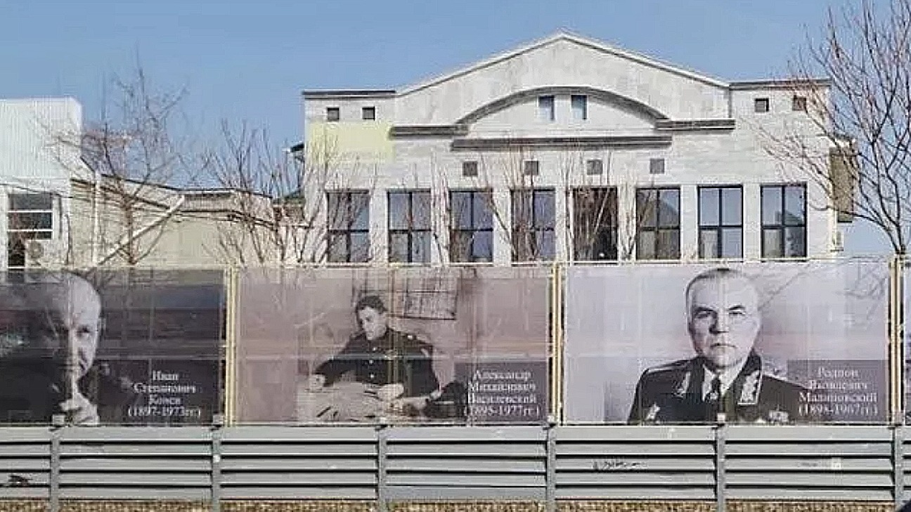 В центре Краснодара на улице Гоголя появились портреты великих полководцев