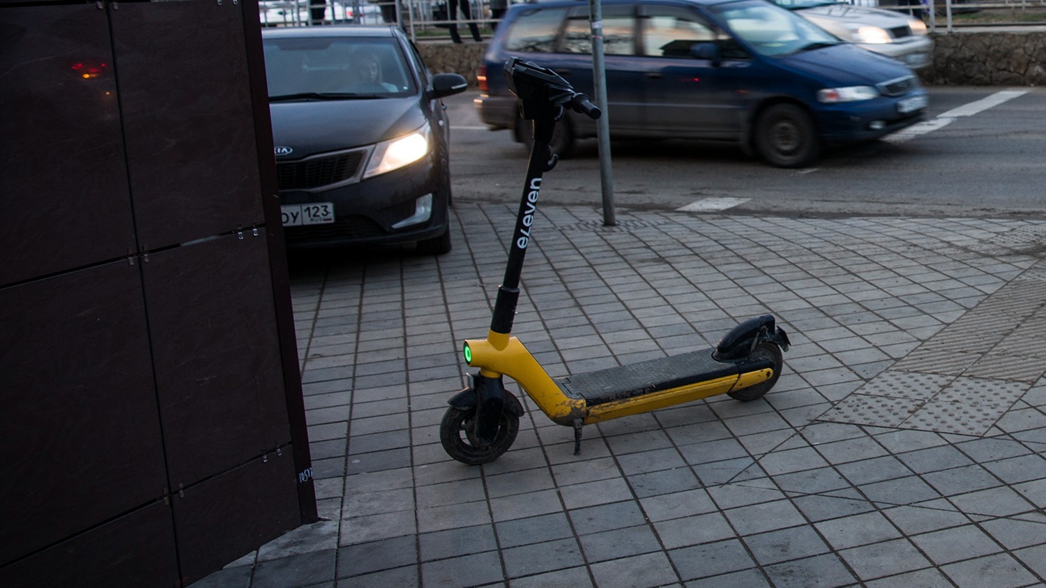 На улицах Сочи появились парковки для электросамокатов