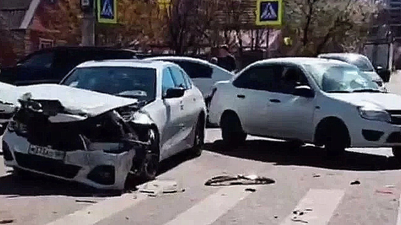 В Краснодаре водитель на угнанной «Газели» протаранил несколько машин и скрылся