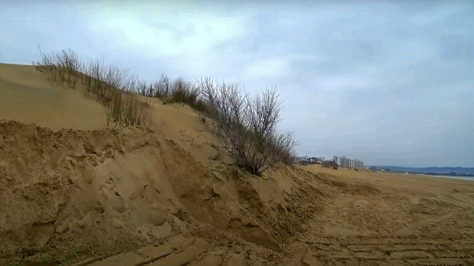 Песчаные дюны исчезают с пляжей Анапы: куда утекают пески