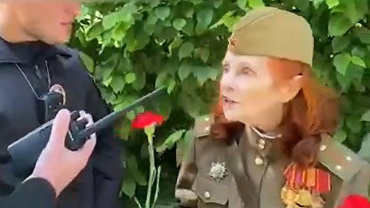 В Киеве на пенсионерку составили протокол за форму, не пустили возложить цветы