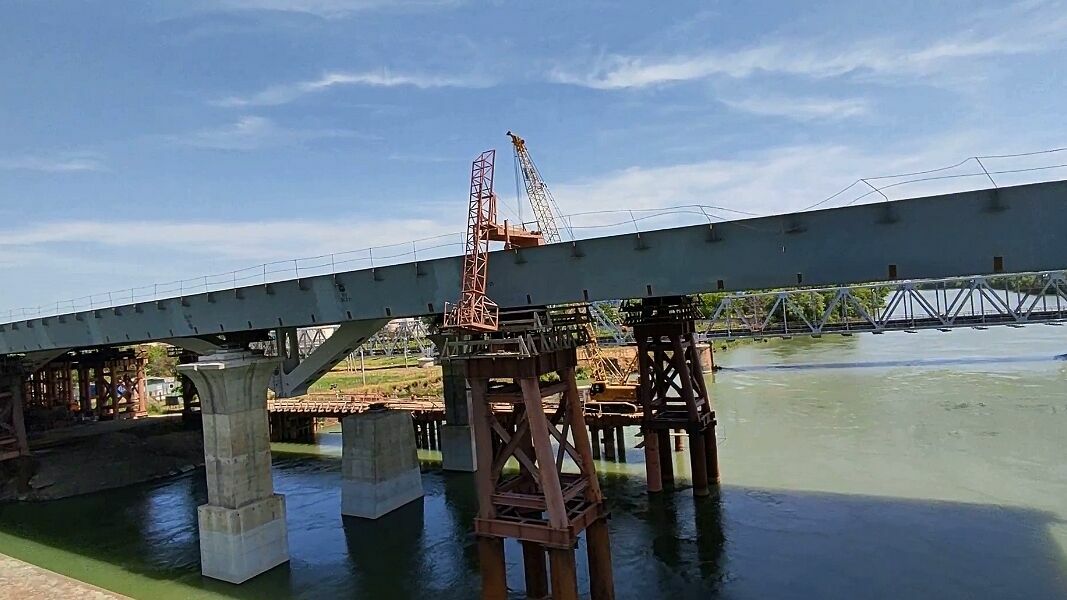 Все пролеты нового Яблоновского моста установлены, готовность более 70%