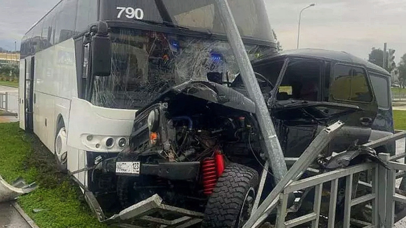 В Сириусе автобус протаранил УАЗ, пострадали оба водителя