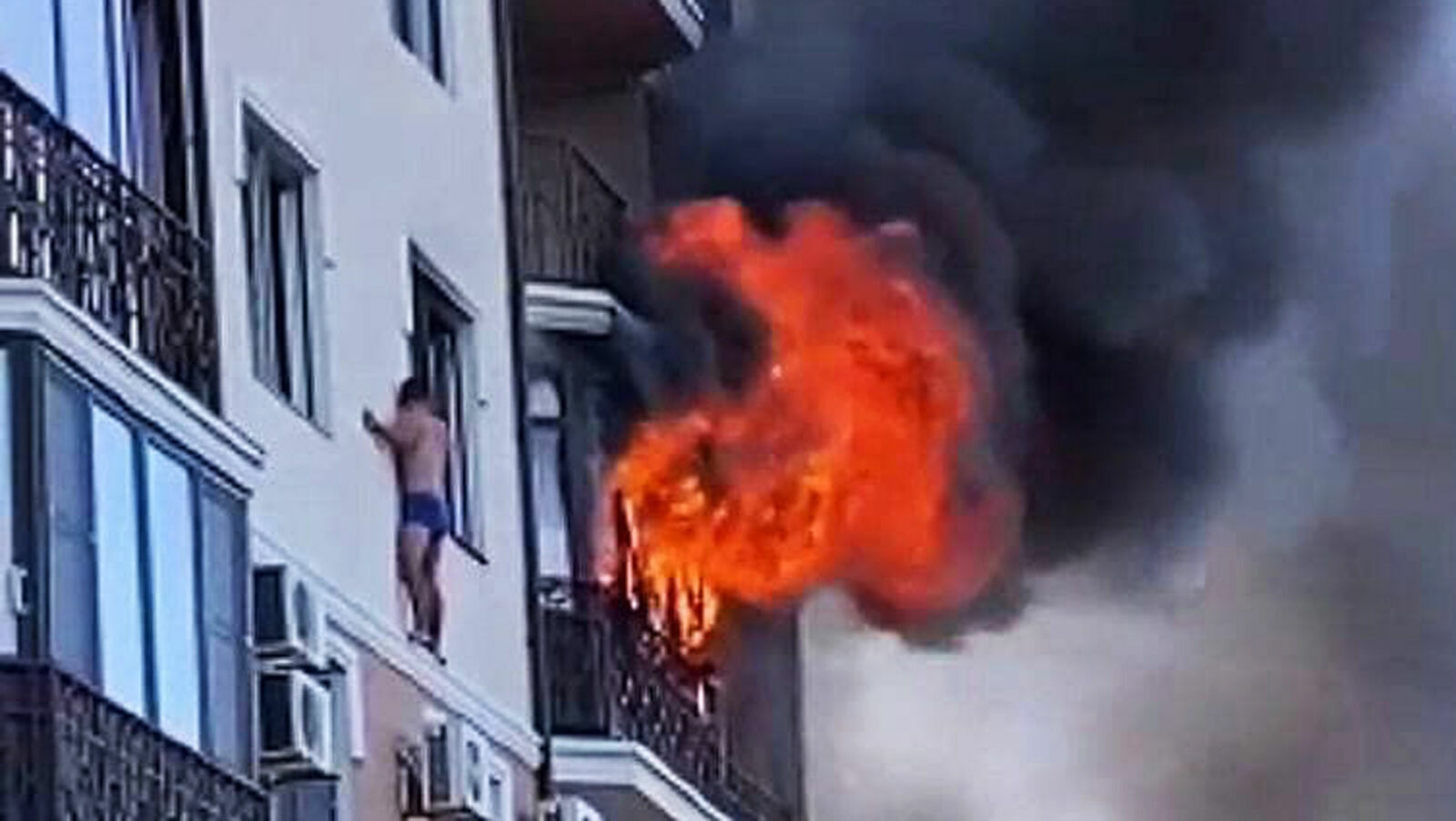 Мужчина в Анапе выбрался из горящей квартиры на карниз. Его удалось спасти