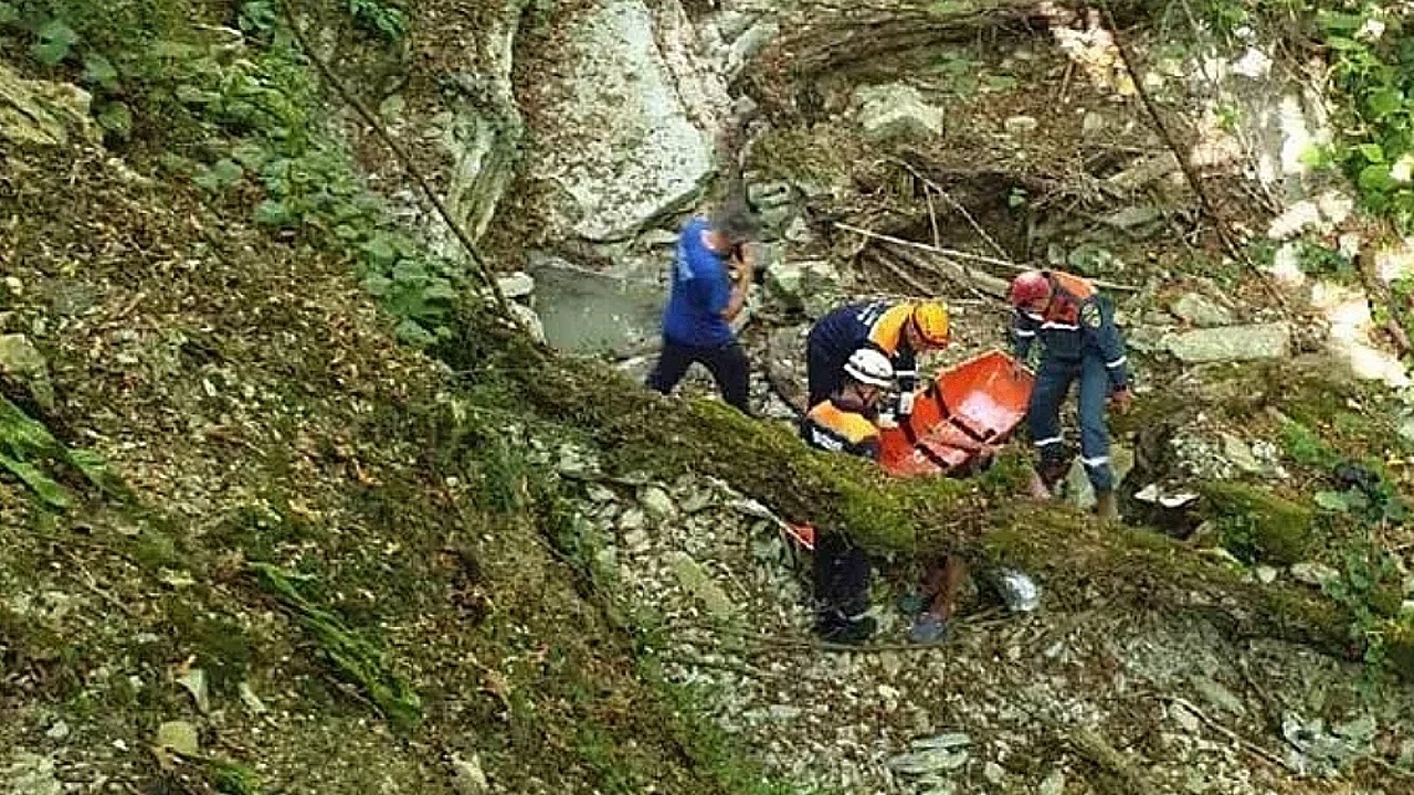 В Сочи туристка упала с моста в ручей, получив травмы