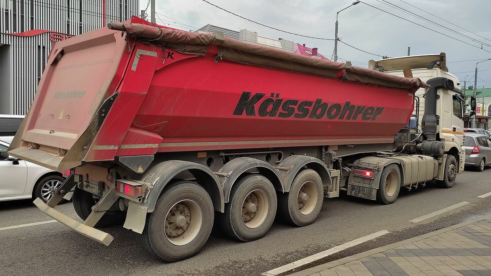 На стоянках собралось более 500 грузовиков в ожидании переправы в Крым
