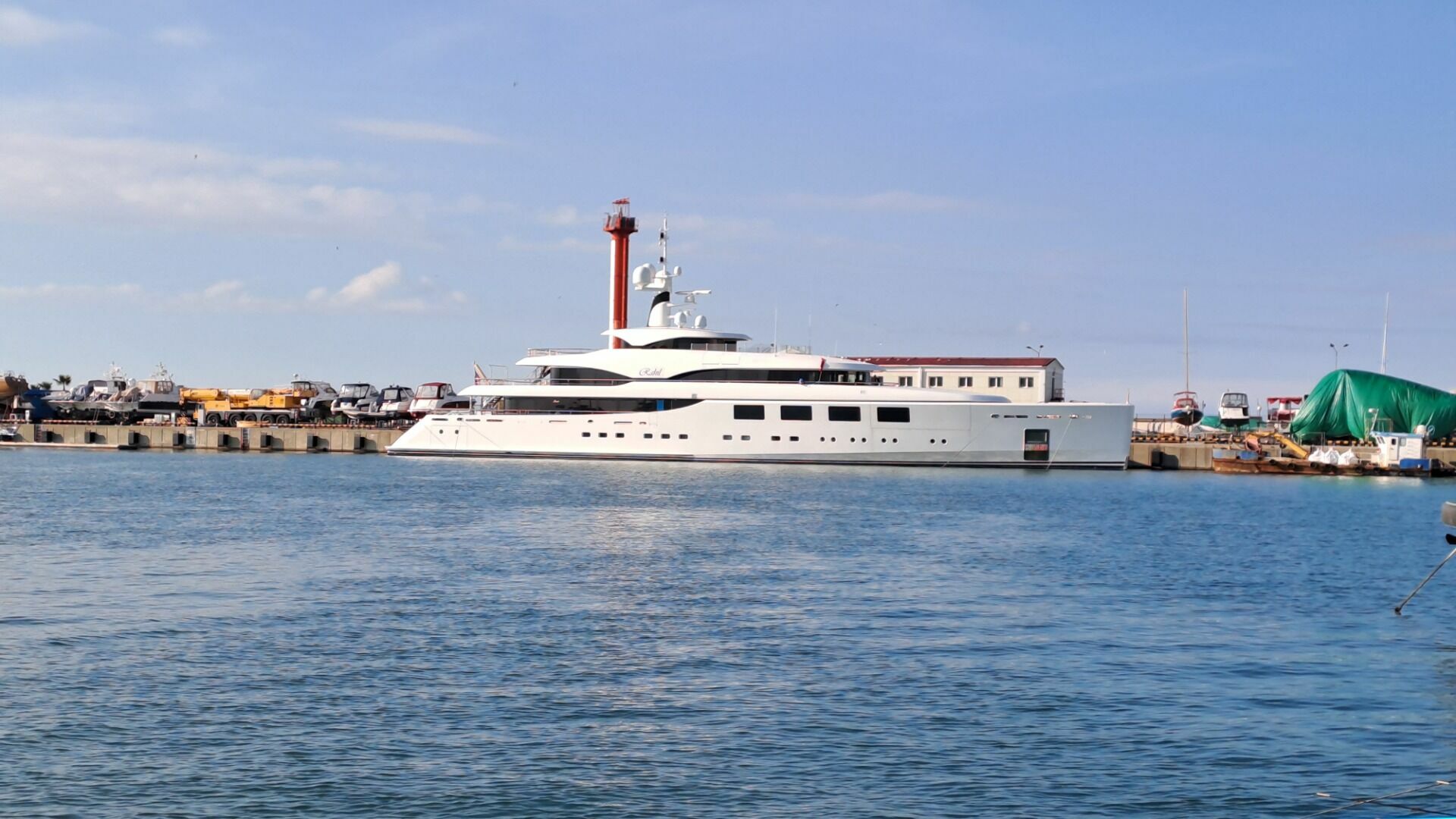 Яхта Rahil находится в порту Сочи