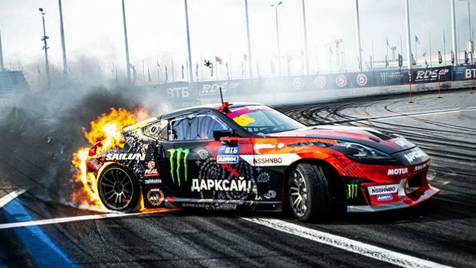 Во время соревнований по дрифту в Сочи загорелся автомобиль Цареградцева