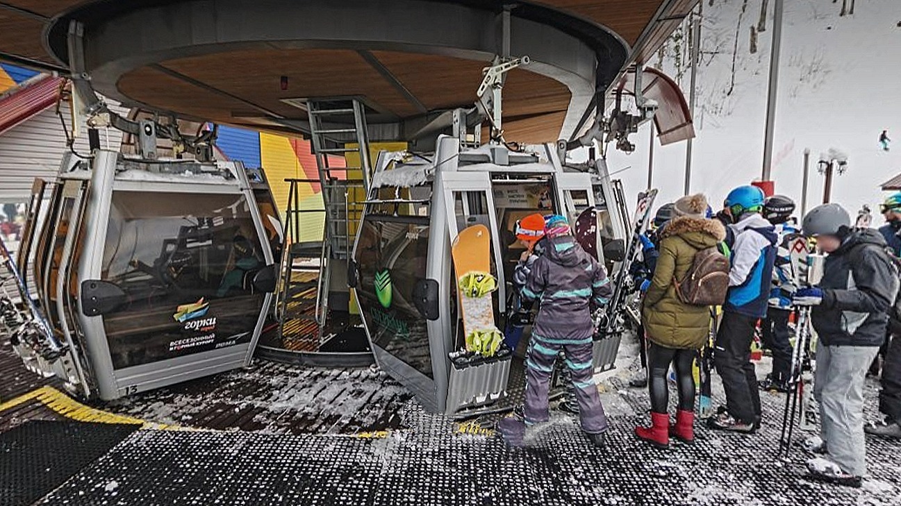 В горах Сочи туристку пытались вытащить за ногу из кабинки подъемника из-за ски-пасса