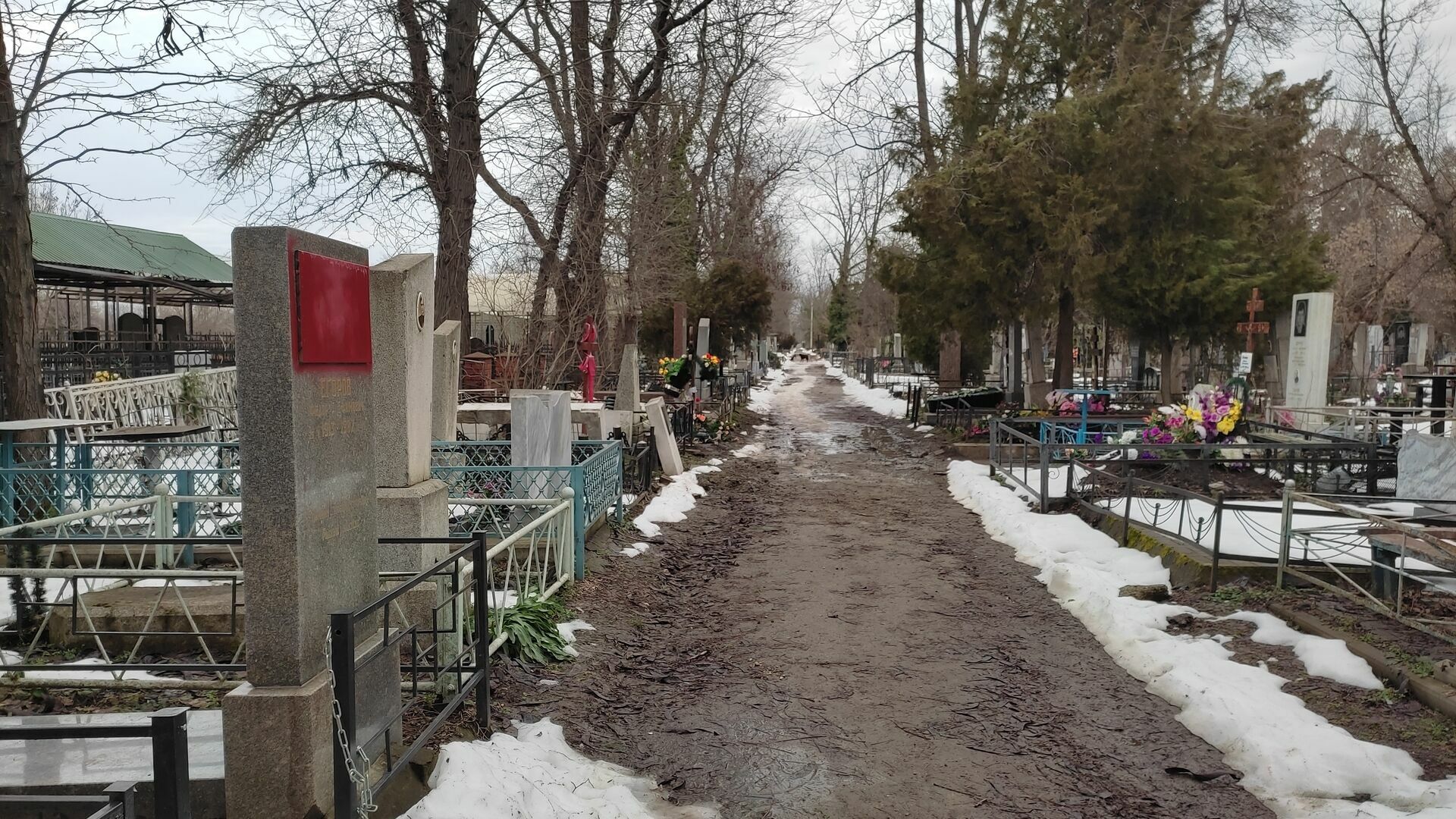 Вандалы осквернили памятники на Славянском кладбище