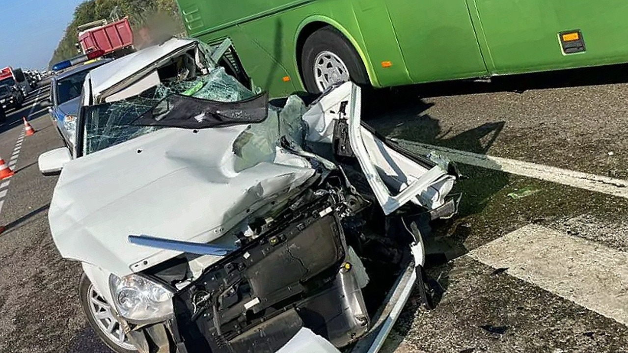 На выезде из города произошло ДТП: столкнулись две машины и автобус ФК «Краснодар»