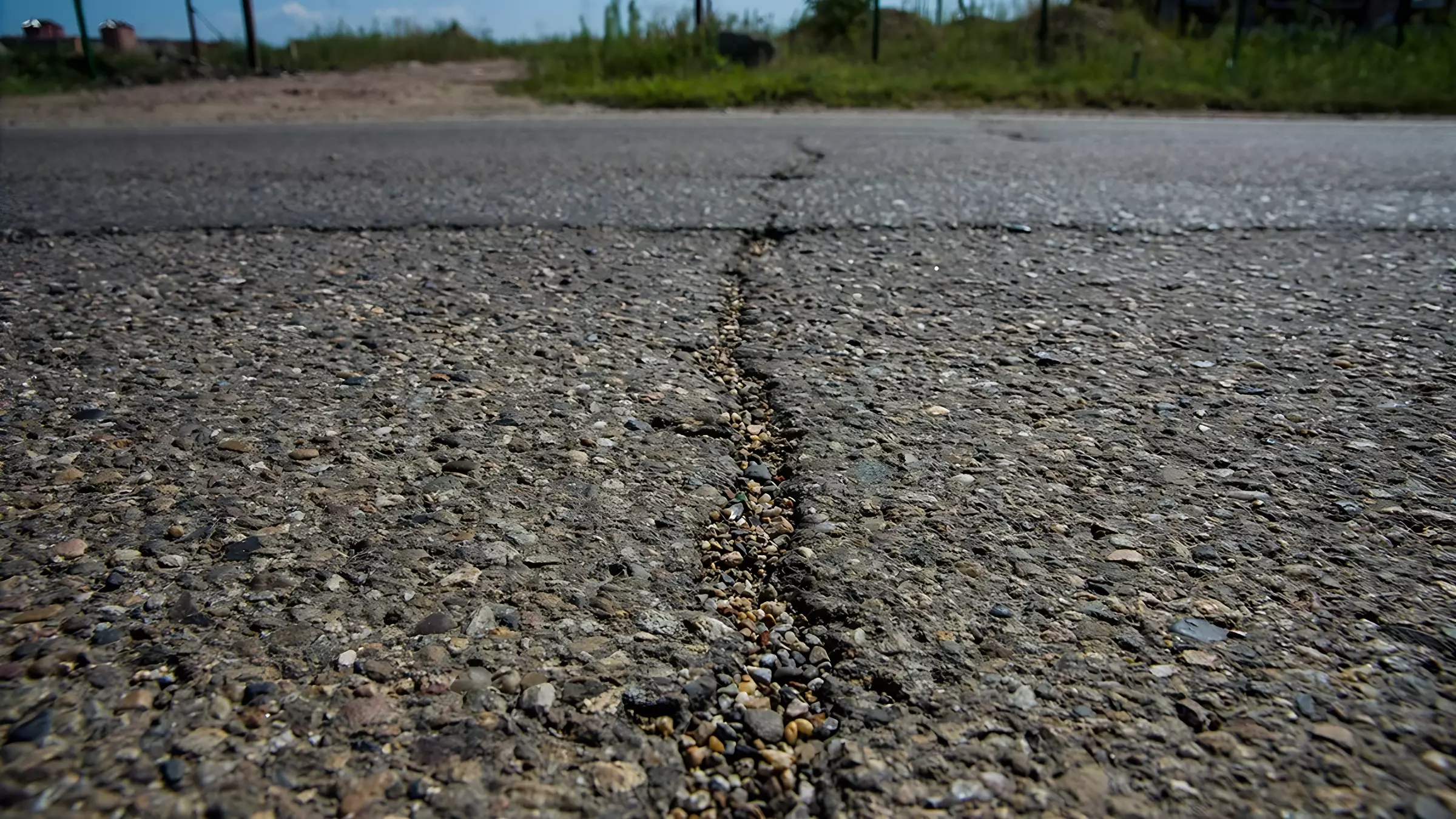 В Геленджике из-за оползня обвалилась часть дороги, введено реверсивное движение