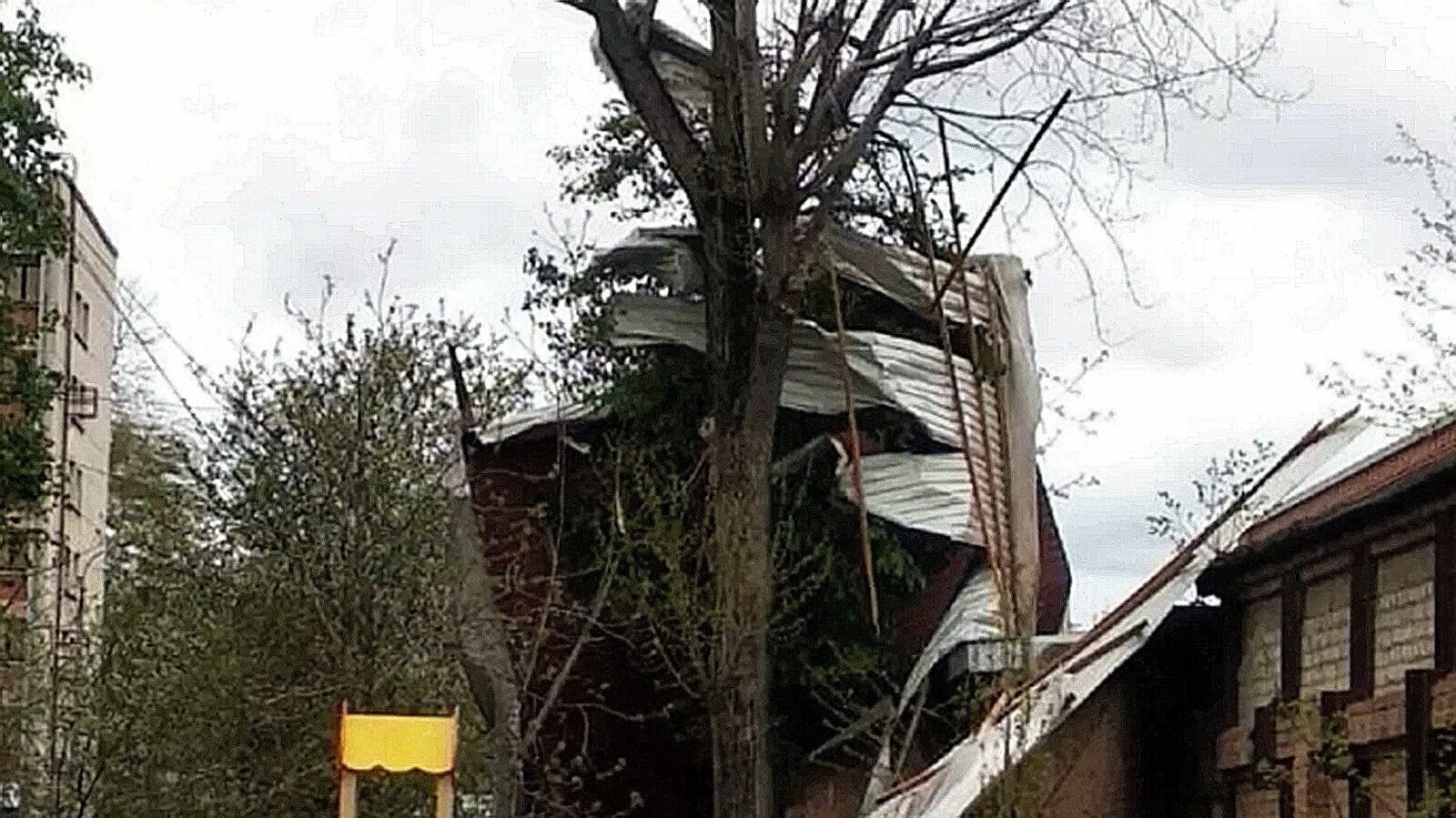 Крышу дома повалило на детскую площадку.