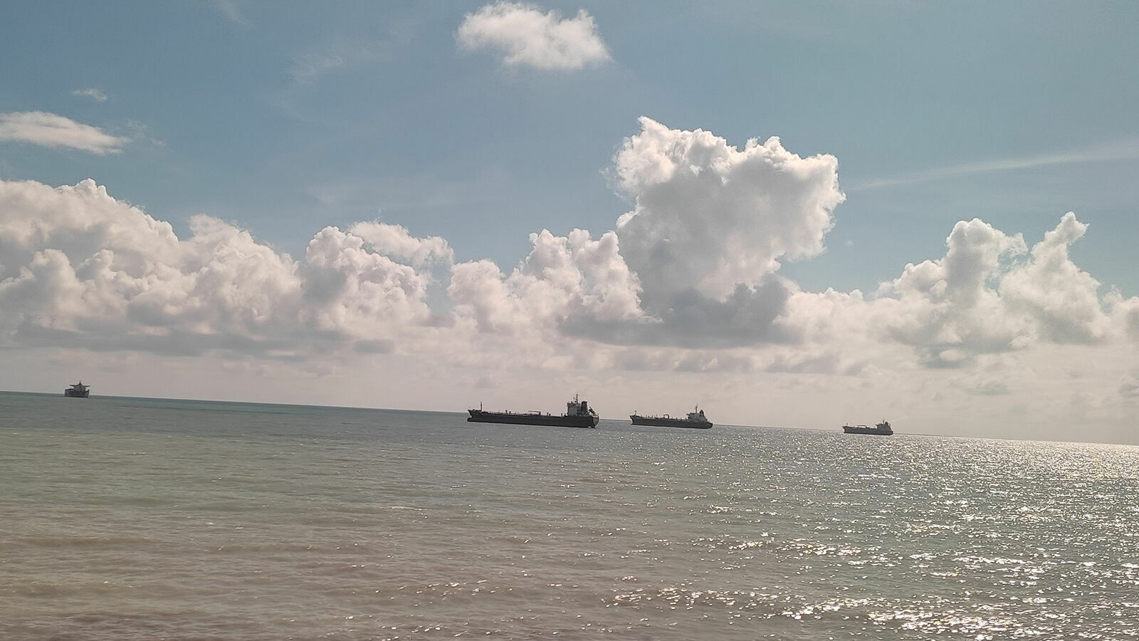Первая баржа со стройматериалами из России прибыла в порт Мариуполя