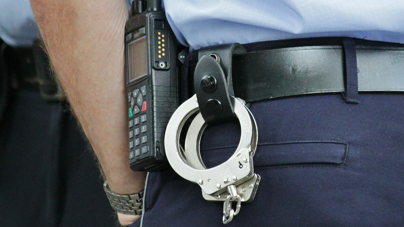 В Краснодаре полицейский поучил удар лопатой при задержании злоумышленника