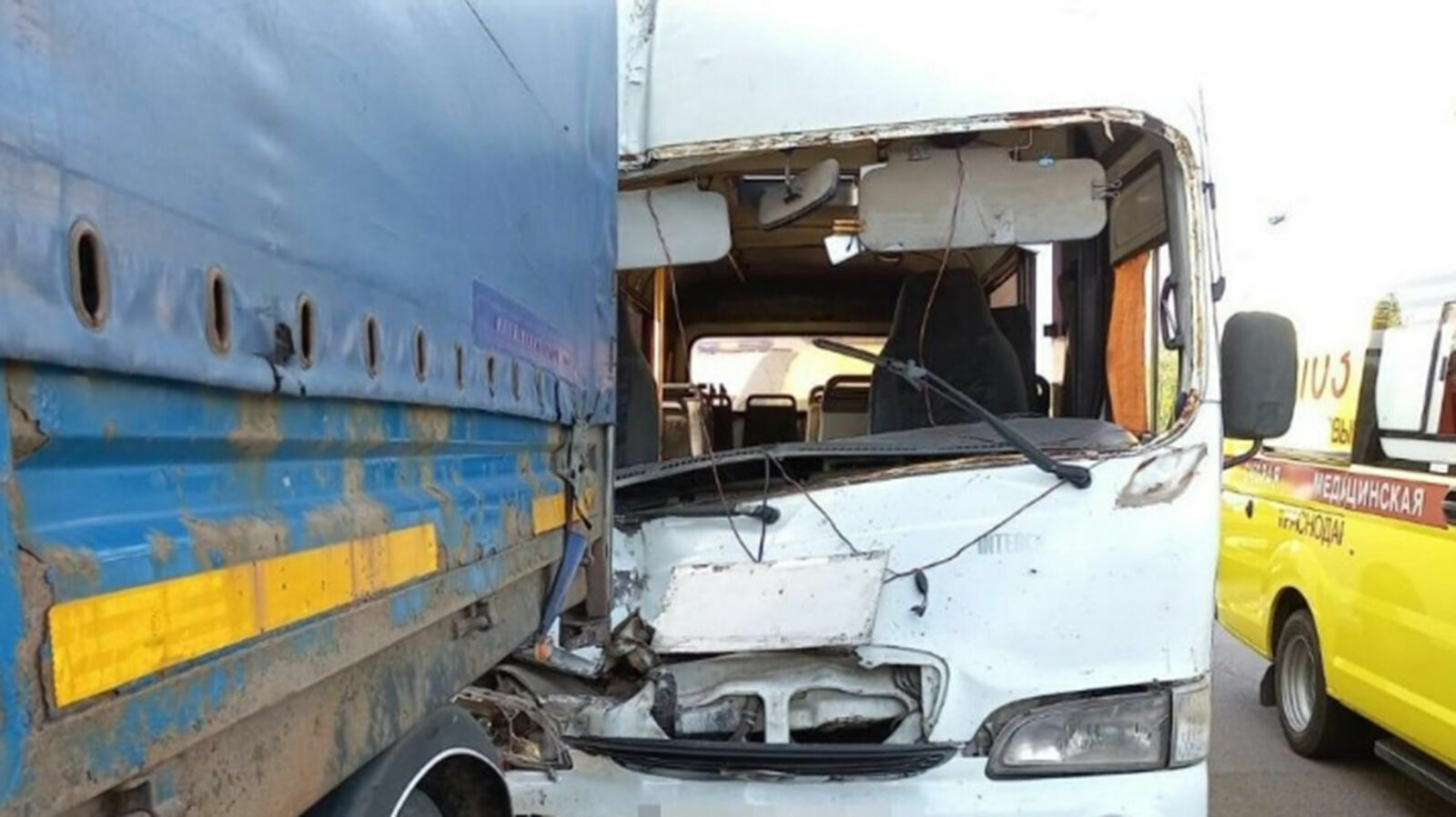 Маршрутный автобус врезался в грузовик в Краснодаре на Ростовском шоссе