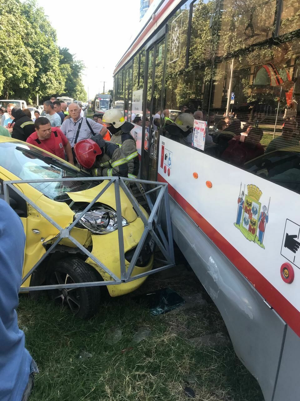 Шесть автомобилей и трамвай: подробности массового ДТП в Краснодаре