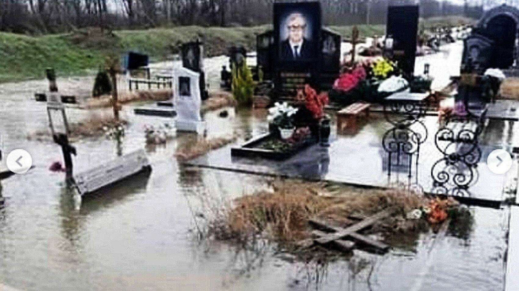 В Анапе проливные дожди затопили городское кладбище