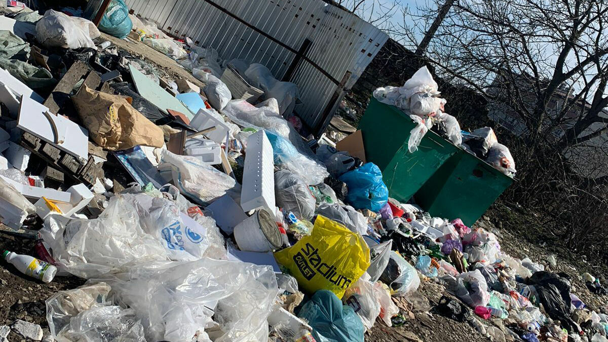 Краснодарцы пожаловались на кучи мусора на некоторых улицах