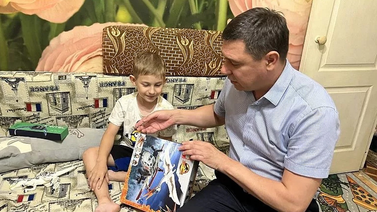 Депутат Евгений Первышов помог семье военнослужащего подготовиться к 1 сентября