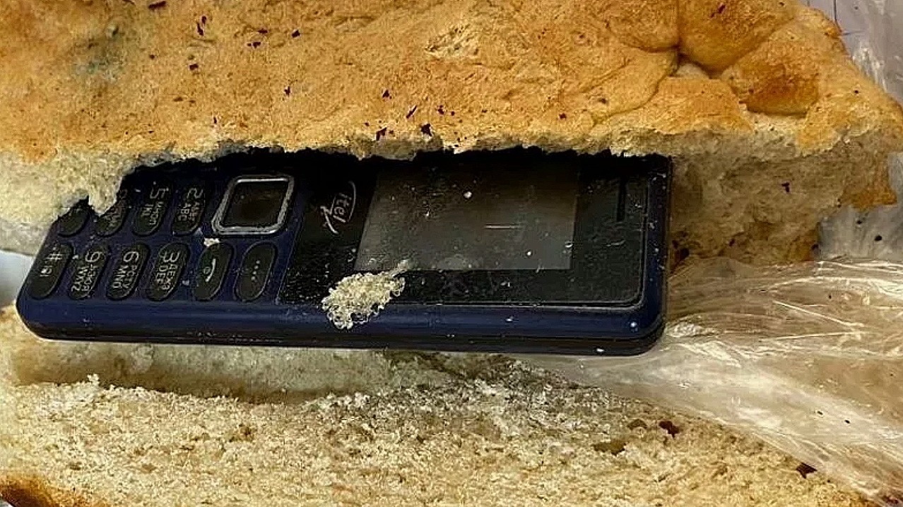 В СИЗО в Армавире пытались передать мобильники в кусках мыла и батонах хлеба