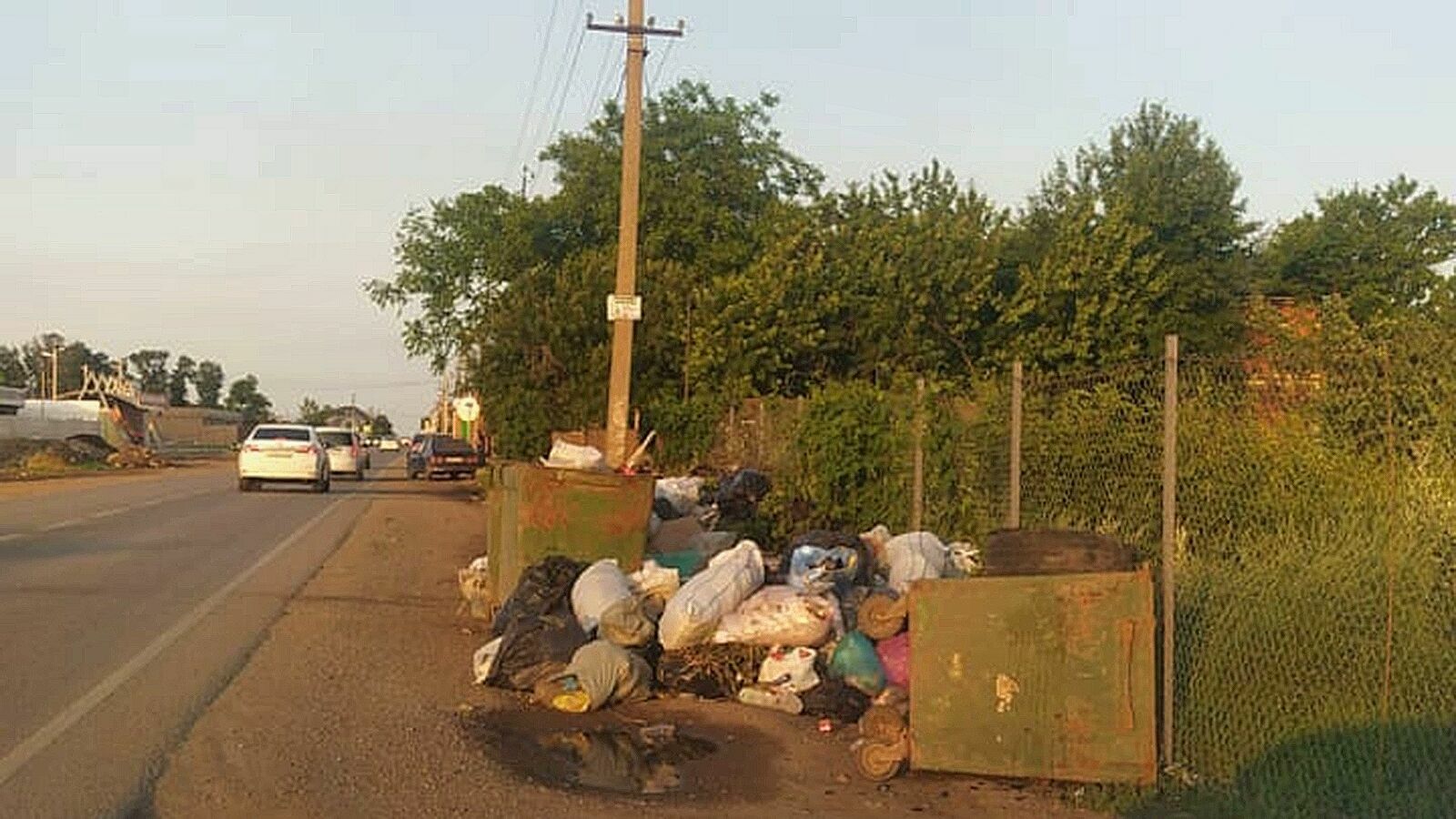 В поселке Знаменском люди жалуются на кучи мусора на улицах