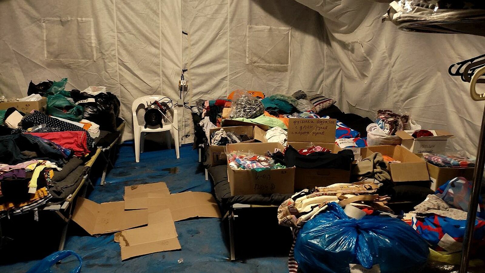 Склад с вещами, где беженцы могут выбрать себе необходимую одежду.