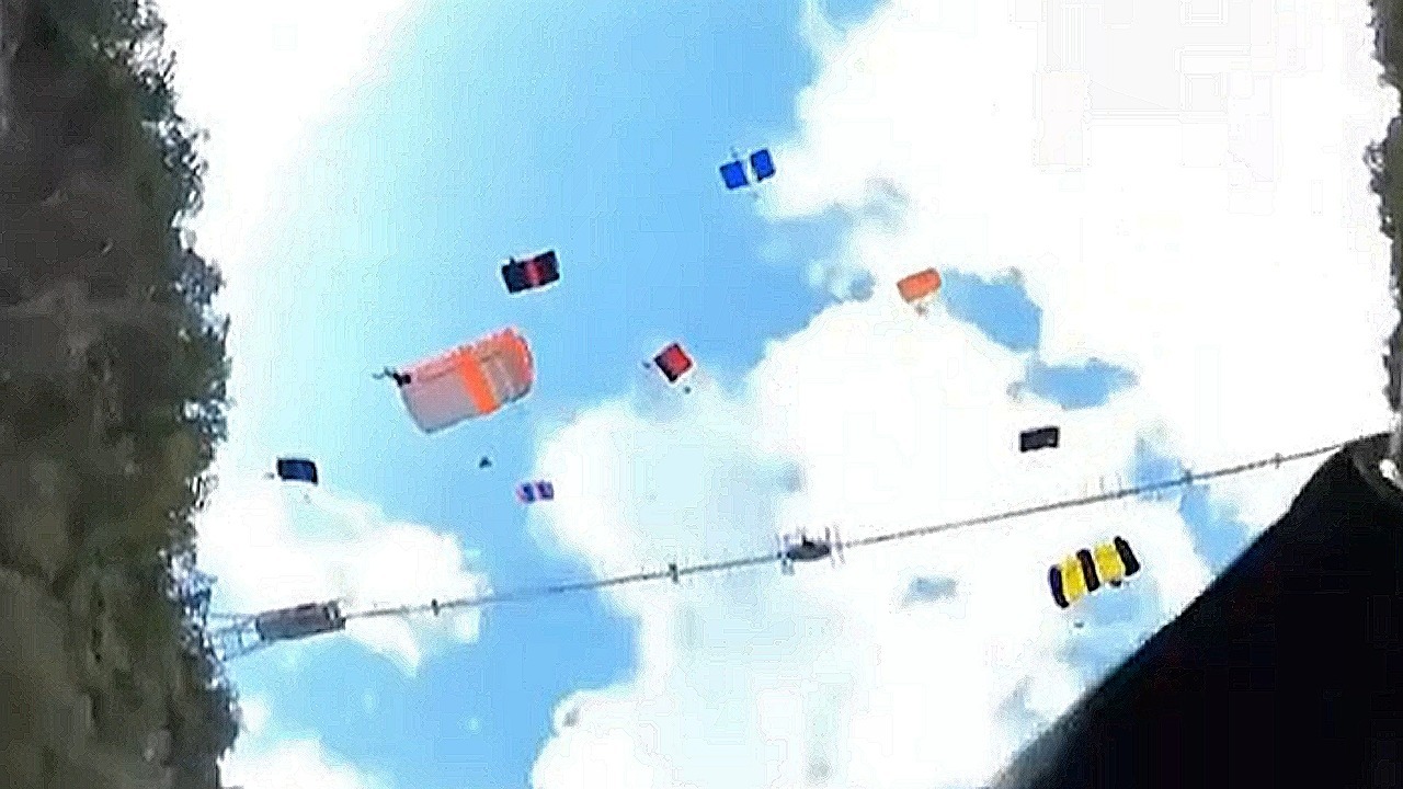 В Сочи 20 парашютистов совершили прыжок с подвесного моста