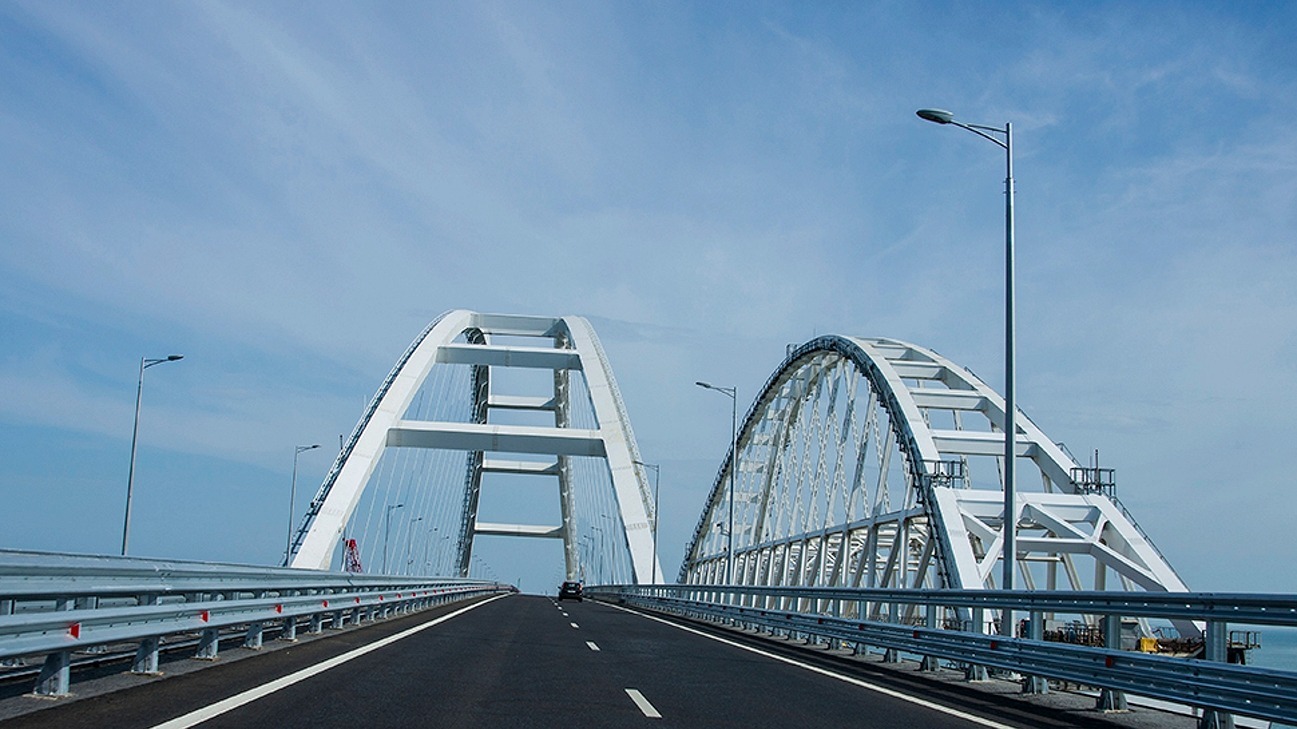Крымский мост перекрыли из-за сигнала воздушной тревоги, но вскоре открыли движение