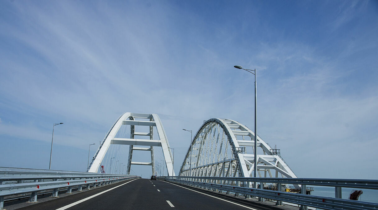 Крымский мост временно перекрыли в одну сторону из-за ДТП