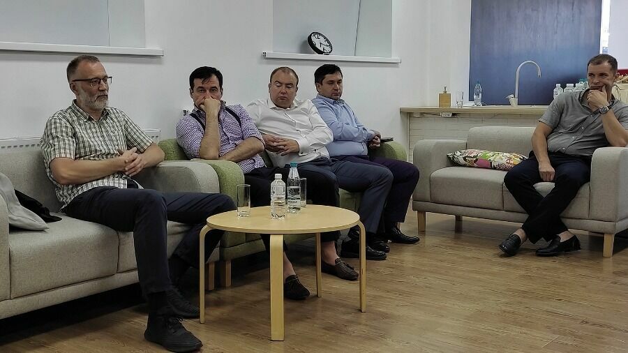 На диване: Сергей Михеев, Дмитрий Гусев, Денис Хмелевской, Геннадий Уфимцев.