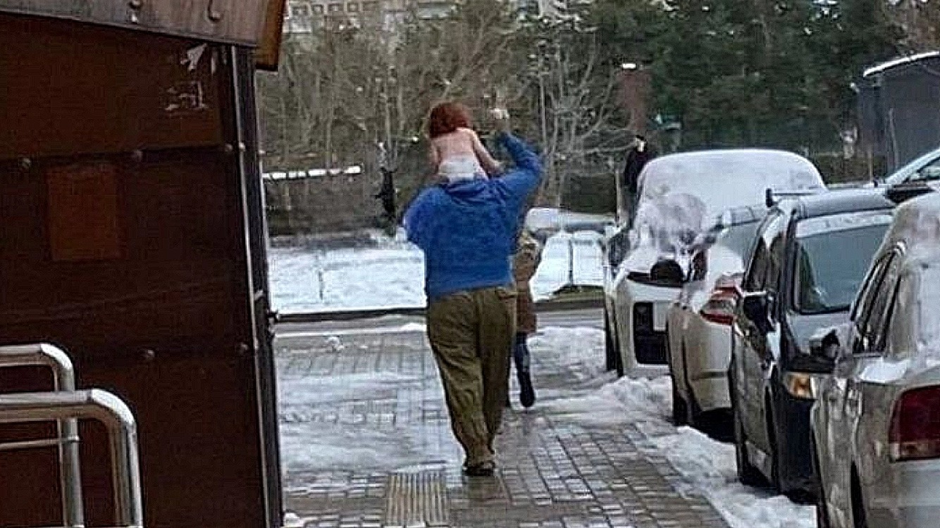 В Краснодаре заметили мужчину с почти голым ребенком на улице, им заинтересовался СК