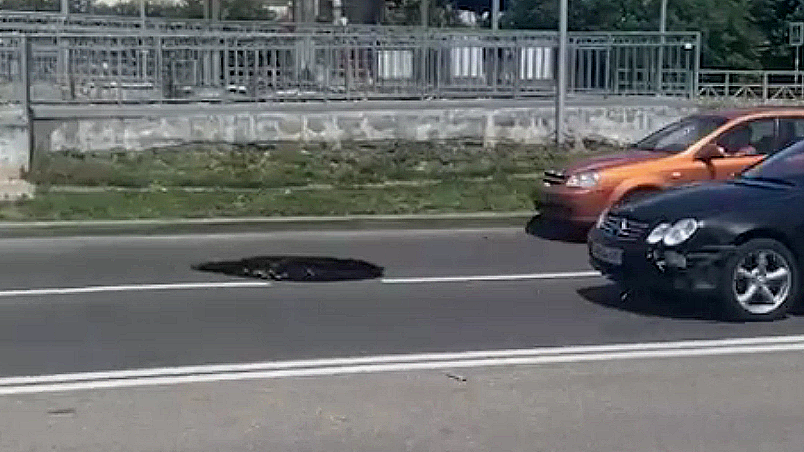 На улице Новороссийской в Краснодаре провалился асфальт под автомобилем