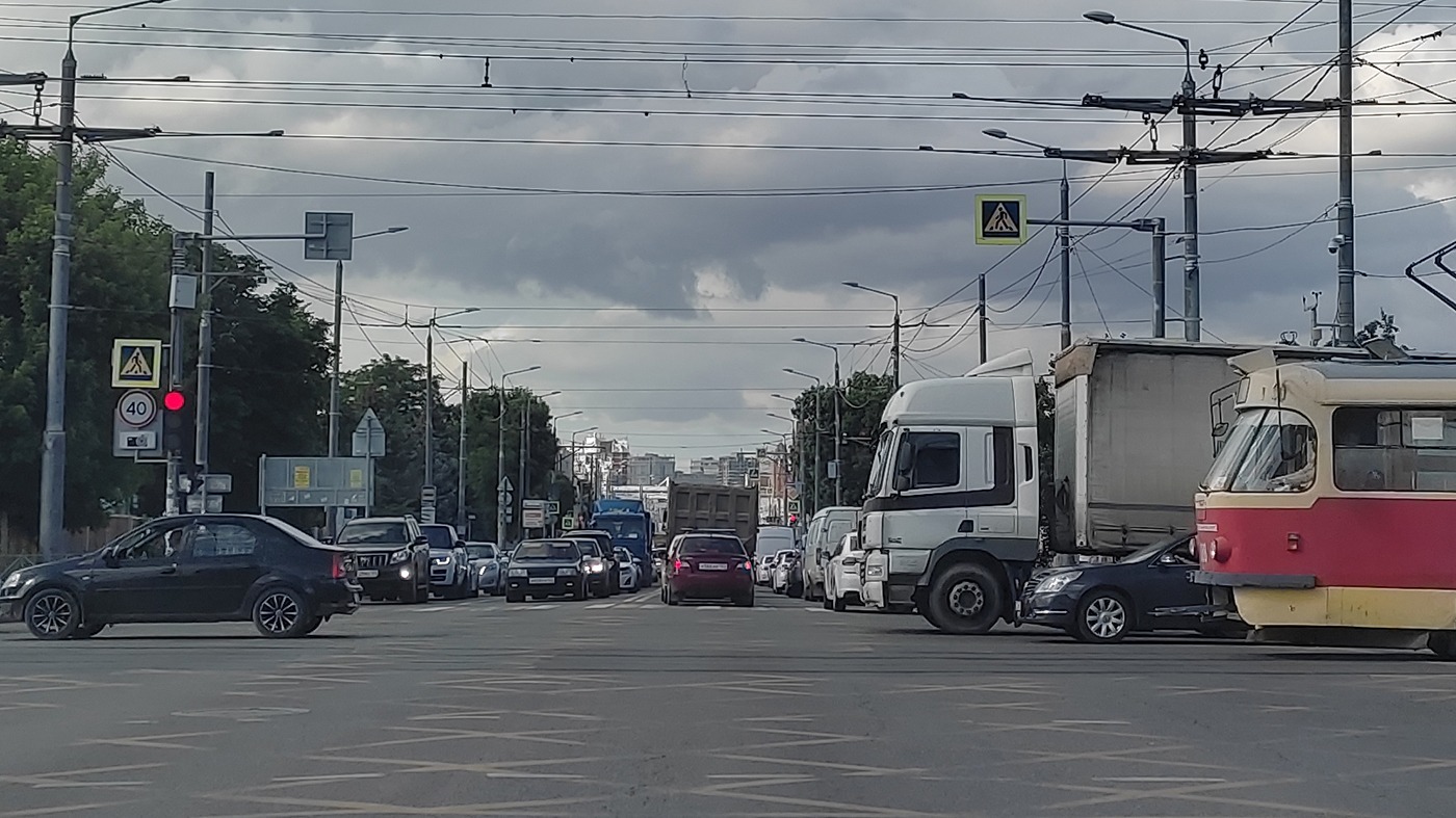 На улице Тургенева восстановили движение транспорта после провала части дороги