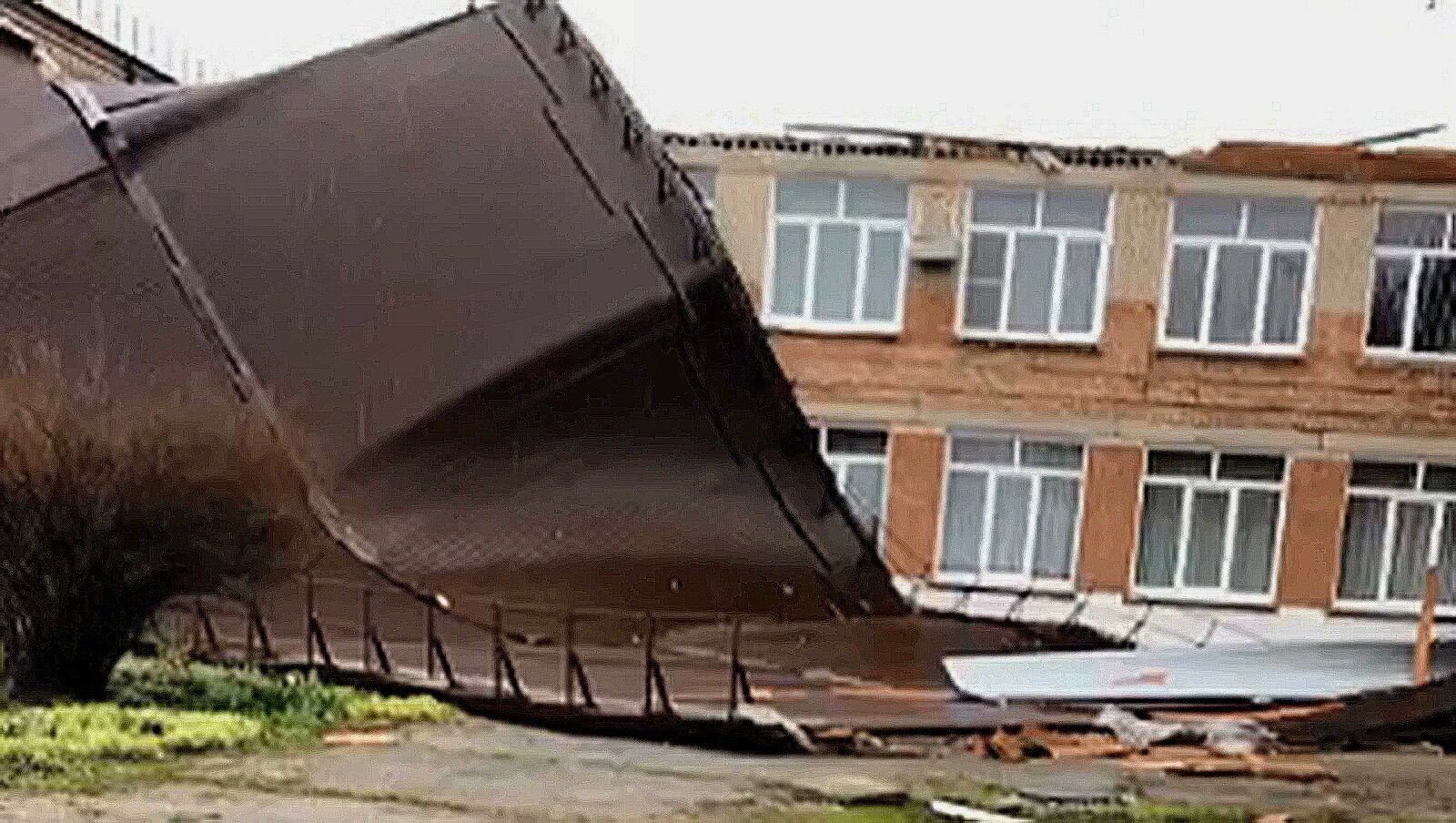 Ветер сдул крышу школы в Кавказском районе, а крыша дома в Кореновске упала на машины