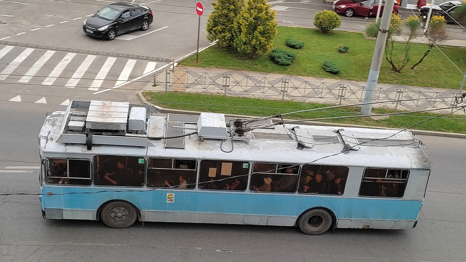 В Краснодаре общественный транспорт изменит маршрут из-за провала на улице Тургенева