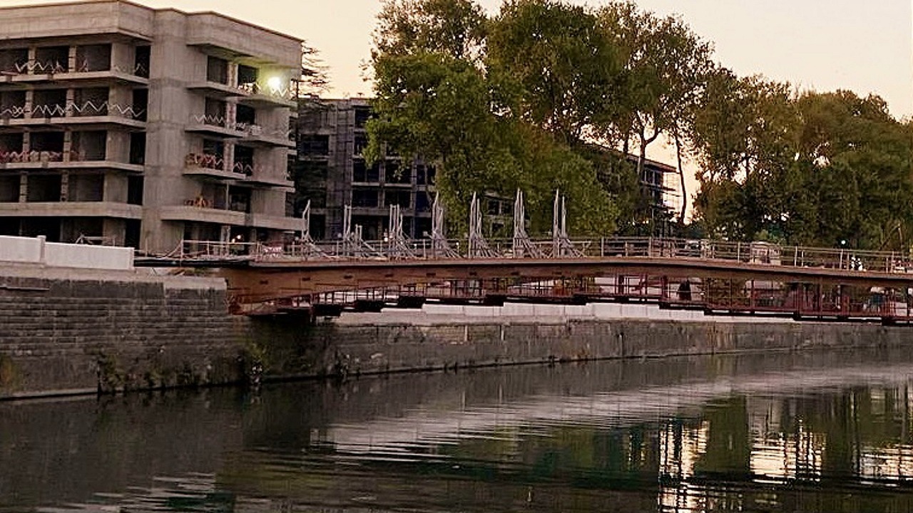 Новый пешеходный мост в Сочи: как проходит строительство