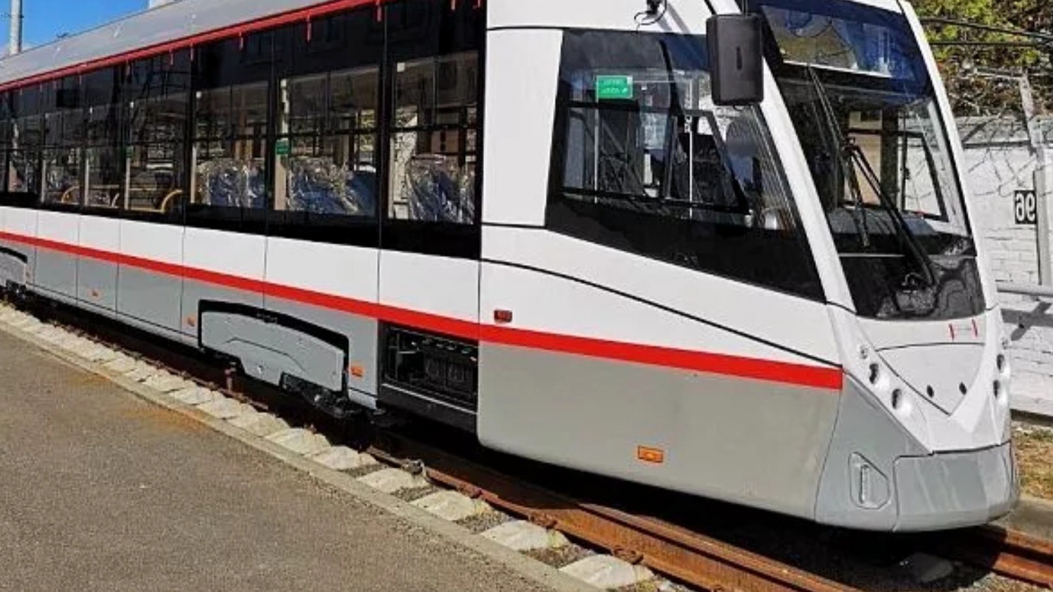 В Краснодар привезли первый новый трамвай из Белоруссии