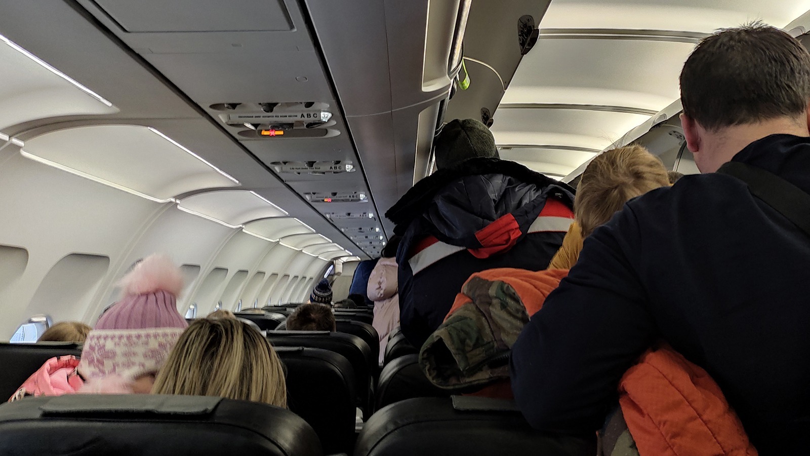 В Сочи на одном из рейсов в самолете произошел конфликт экипажа с пассажирами