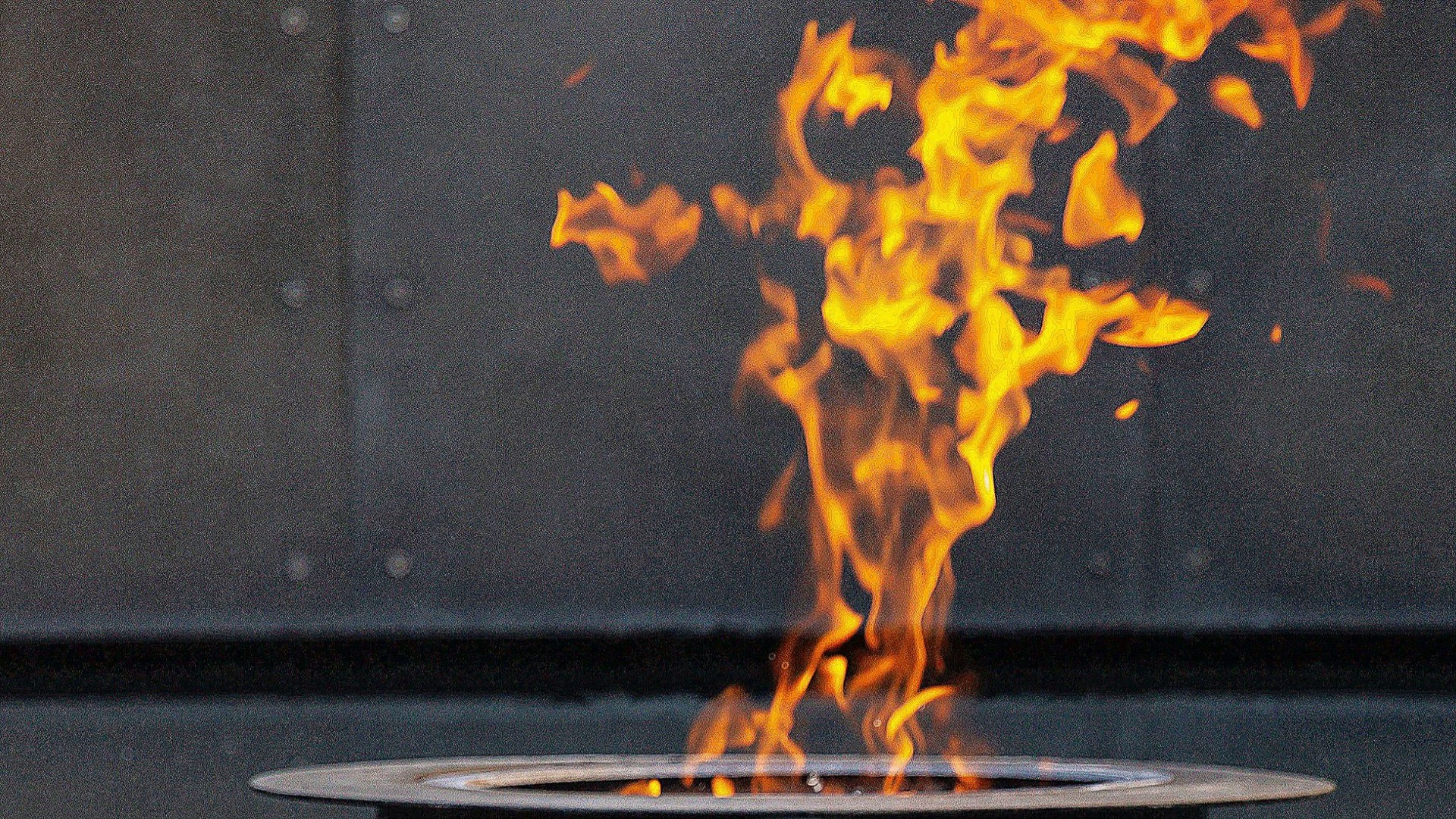 Женщина в городе Курган потушила Вечный огонь водой из бутылки